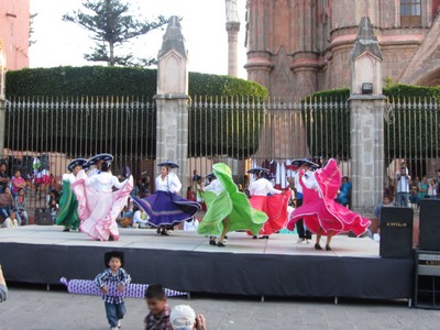 Mexican dancers, la Jardin, San Miguel de Allende, Mexico
